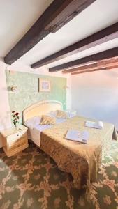 um quarto com duas camas num quarto em Casa Lin Venice Zimmer em Veneza
