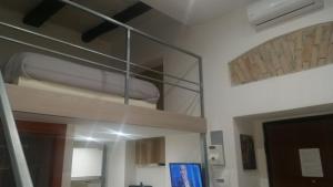 ナポリにあるCasa vacanze Totò & Peppinoの鏡付きの部屋の二段ベッド1台分です。