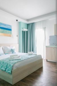 una camera da letto con un letto e due asciugamani di Anastasia Rooms a Skala Potamias