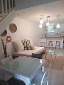 una sala de estar con un sofá y una mesa en La Perle Boisée, en Le Gosier