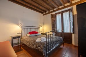 Postel nebo postele na pokoji v ubytování Casa Montalbán Apartamentos Turísticos