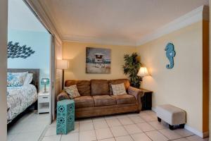 Χώρος καθιστικού στο Sunrise Seven Deluxe Oceanfront Condo