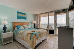 Ένα ή περισσότερα κρεβάτια σε δωμάτιο στο Sunrise Seven Deluxe Oceanfront Condo