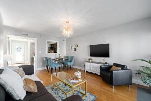 una sala de estar con un sofá y una mesa en The Lofts of Downtown - 540 N 2nd St - Unit 203 - Charming 2-Bedroom in the Heart of Clarksville TN, en Clarksville