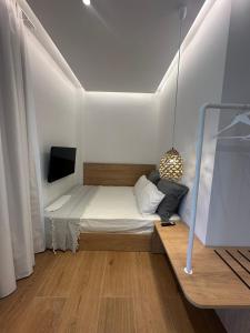 a small room with a bed in the middle of a room at Mare Beach Apartments in Stavros