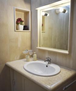 Koupelna v ubytování GuesTrulli + 38 fotografií