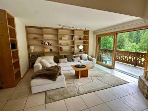 uma sala de estar com um sofá e uma mesa em Charmant appartement en montagne à Champery em Champéry