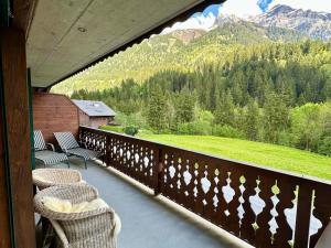 uma varanda com cadeiras e vista para uma montanha em Charmant appartement en montagne à Champery em Champéry