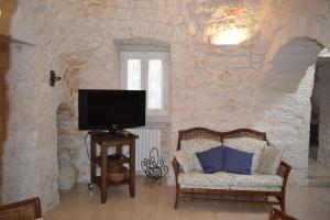 TV a/nebo společenská místnost v ubytování GuesTrulli