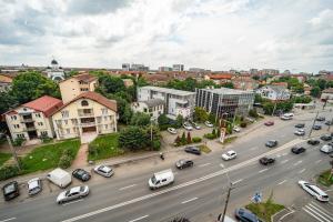 ティミショアラにあるPanoramic Apartment with public Parking TPARK paid by us in Timisoaraの車の通りを望む空中
