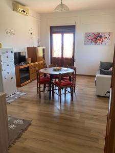 TV a/nebo společenská místnost v ubytování Casa Oristano Mare & Città