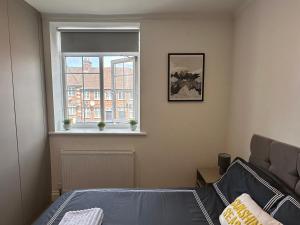 a bedroom with a bed and a window at Bright Modern, Private Apartment,15 Mins To Central London in Hendon