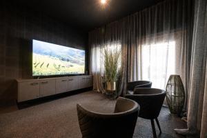 Televízia a/alebo spoločenská miestnosť v ubytovaní Smart Hotel Saslong