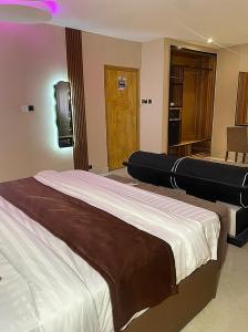 Postel nebo postele na pokoji v ubytování Axion Hotel