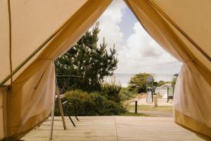 坡隆维茨普尔扎伊The Glamping Spot - Douarnenez的帆布帐篷内部的景色