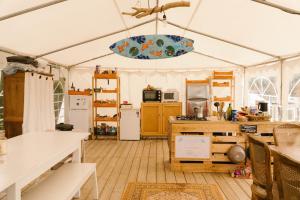 坡隆维茨普尔扎伊The Glamping Spot - Douarnenez的带帐篷的厨房，帐篷里有桌子和天花板 更多10张照片