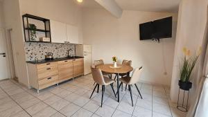 Kuchyň nebo kuchyňský kout v ubytování Apartmani Tolj
