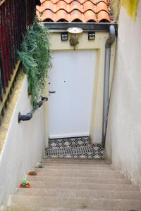 ein weißes Garagentor an einem Gebäude mit Treppe in der Unterkunft Joli apartment proche du centre-ville in Poitiers