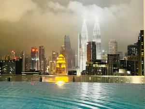 Πισίνα στο ή κοντά στο Kuala Lumpur Luxury Suites By Luxe Infinitum