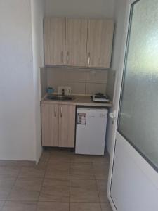 Afbeelding uit fotogalerij van Apartments and Studios J&T UPCHEVI in Star Dojran