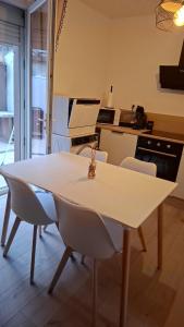 Η κουζίνα ή μικρή κουζίνα στο Charmant petit appartement avec terrasse
