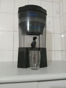 a blender sitting on a counter with a glass at Casa confortavel com 2 quartos Wi-Fi e estacionamento numero 1 in Curitiba +33 photos