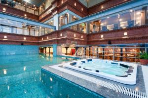 Bazén v ubytování Aarya Hotel and Spa nebo v jeho okolí