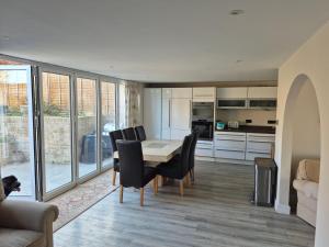 Loudwater3 Bay Tree Close的厨房兼餐厅，配有桌椅