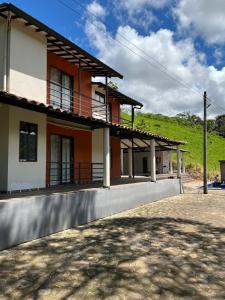 una casa con una collina sullo sfondo di Finca de Majo a Mocoa Altre 52 foto