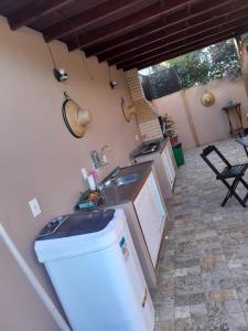 une cuisine avec un évier et une cuisinière dans l'établissement Casa con vista al mar, à Búzios