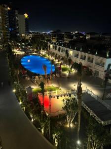 エル・アラメインにあるفيلا دوبلكس 3 غرف بورتو مارينا الفندقيه للأسر فقطの夜間のスイミングプールの景色