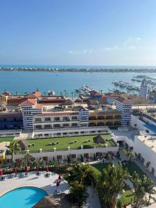 エル・アラメインにあるفيلا دوبلكس 3 غرف بورتو مارينا الفندقيه للأسر فقطのリゾートと海の空中写真 +18枚の写真