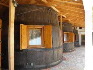 une maison en tonneau avec fenêtre dans un bâtiment dans l'établissement Agroturizam Duvančić - Konoba dida Marka, à Drniš