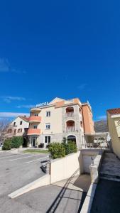 un edificio al costado de una calle en Hotel Aćimović, en Trebinje
