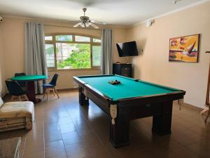 Biliár nebo kulečník v ubytování L'Harmonie 5 suítes, salão jogos, piscina, churrasqueira, amplo terraço