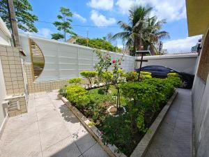 Zahrada ubytování L'Harmonie 5 suítes, salão jogos, piscina, churrasqueira, amplo terraço