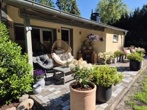 a patio with a bunch of potted plants at Ferienhaus im Heideparadies Handeloh-Höckel in Handeloh