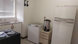 Kuchyň nebo kuchyňský kout v ubytování NEW LODGE - Westdene