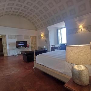 Postel nebo postele na pokoji v ubytování Palazzo Boyl 1840