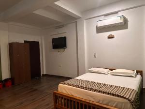 Ένα ή περισσότερα κρεβάτια σε δωμάτιο στο DB GUEST HOUSE ARIMPUR - Unmarried couples and Stag groups not allowed