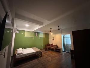 Ένα ή περισσότερα κρεβάτια σε δωμάτιο στο DB GUEST HOUSE ARIMPUR - Unmarried couples and Stag groups not allowed