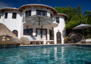 Kolam renang di atau dekat dengan On The Rocks Villa