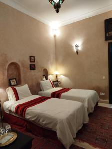 Postel nebo postele na pokoji v ubytování Riad Les Trois Mages