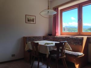 a dining room with a table and a window at Apartments Schloss Warth in Appiano sulla Strada del Vino