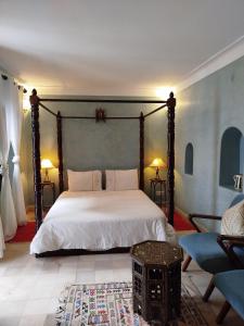 Postel nebo postele na pokoji v ubytování Riad Les Trois Mages + 37 fotografií