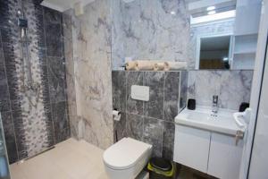 Koupelna v ubytování Balkan Tower Deluxe Classy + 18 fotografií