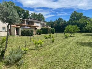 a garden in front of a house at La Cigale in Manosque