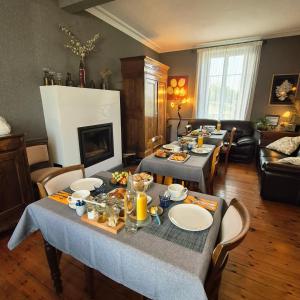 un soggiorno con tavolo e cibo sopra di Maison d’hôtes KERGIQUEL a Paimpol