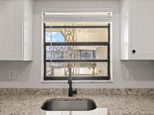 Fotografie z fotogalerie ubytování Yellow Sunshine Oceanfront Townhouse Private Balcony v destinaci Ponce Inlet + 48 fotografií