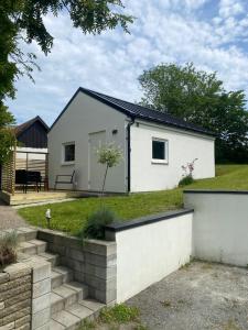 斯塔德Stuga Marsi的白色的房子,设有花园和草坪